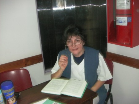 NORA IPOLITTI TRABAJANDO EN EL OFICCE